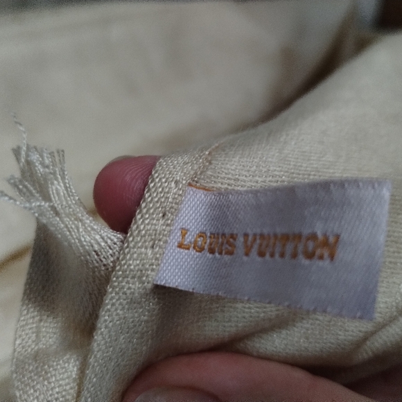 Louis Vuitton Shine Monogram Shall - Picture 6 of 12